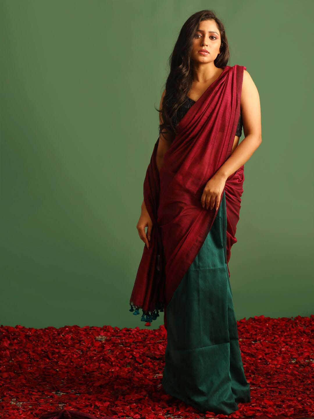 

Saranee ColourBlocked Saree With Blouse Piece, Red
