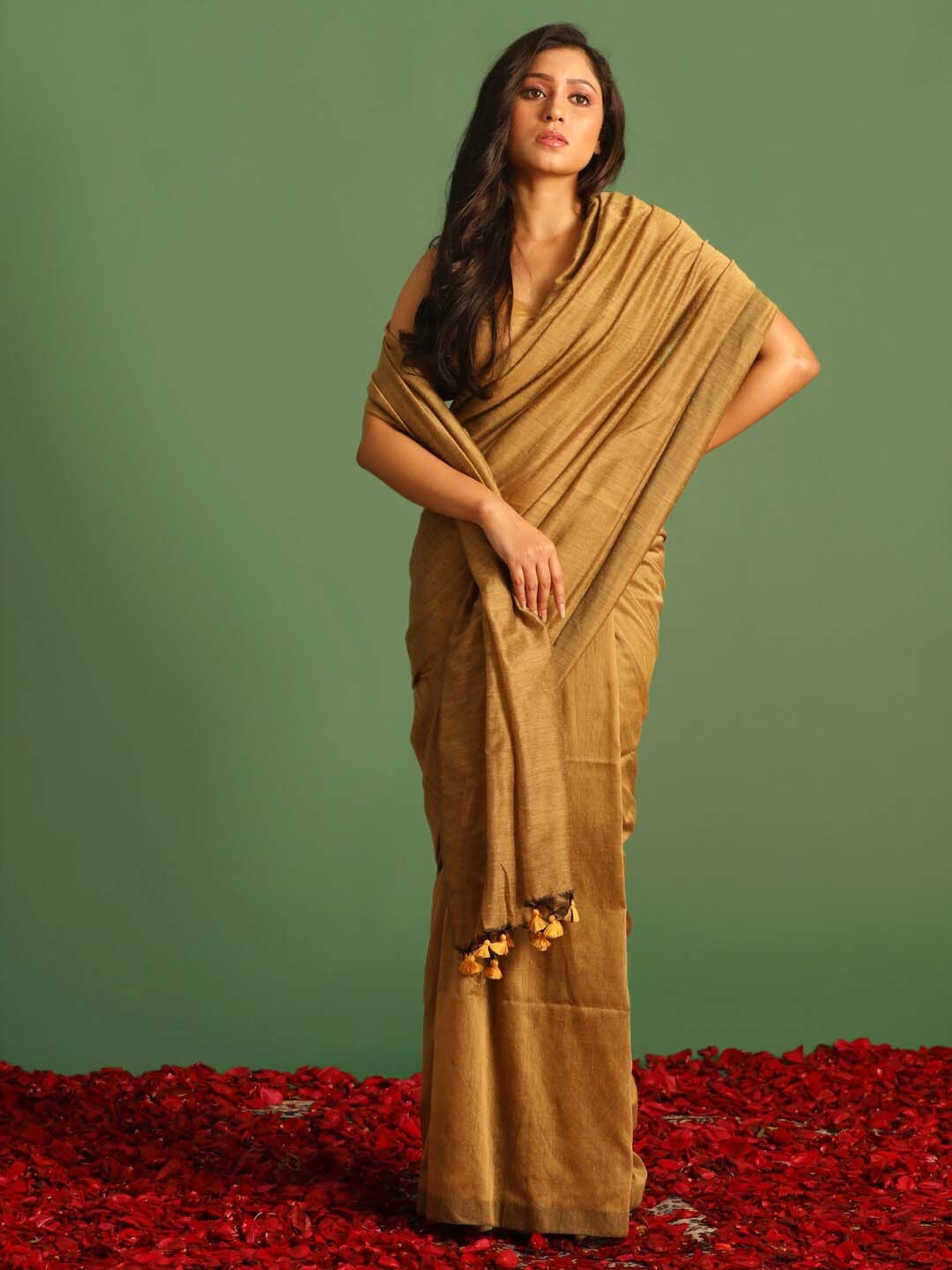 

Saranee Cotton Blend Tasseled Saree, Beige