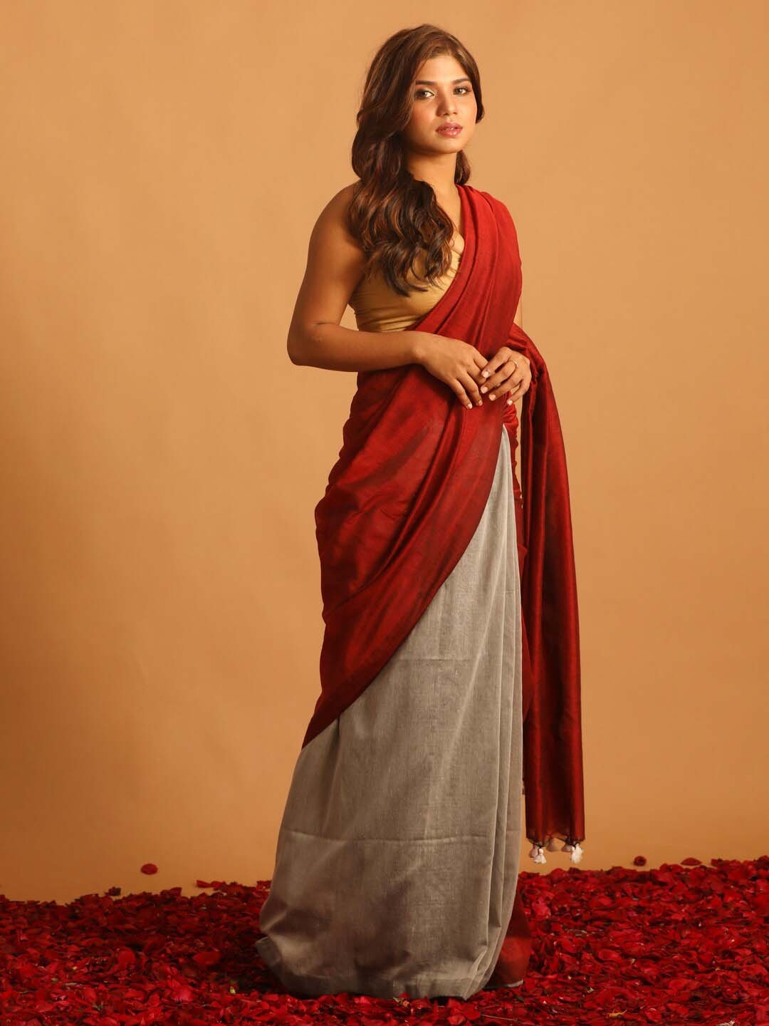 

Saranee ColourBlocked Saree With Blouse Piece, Red