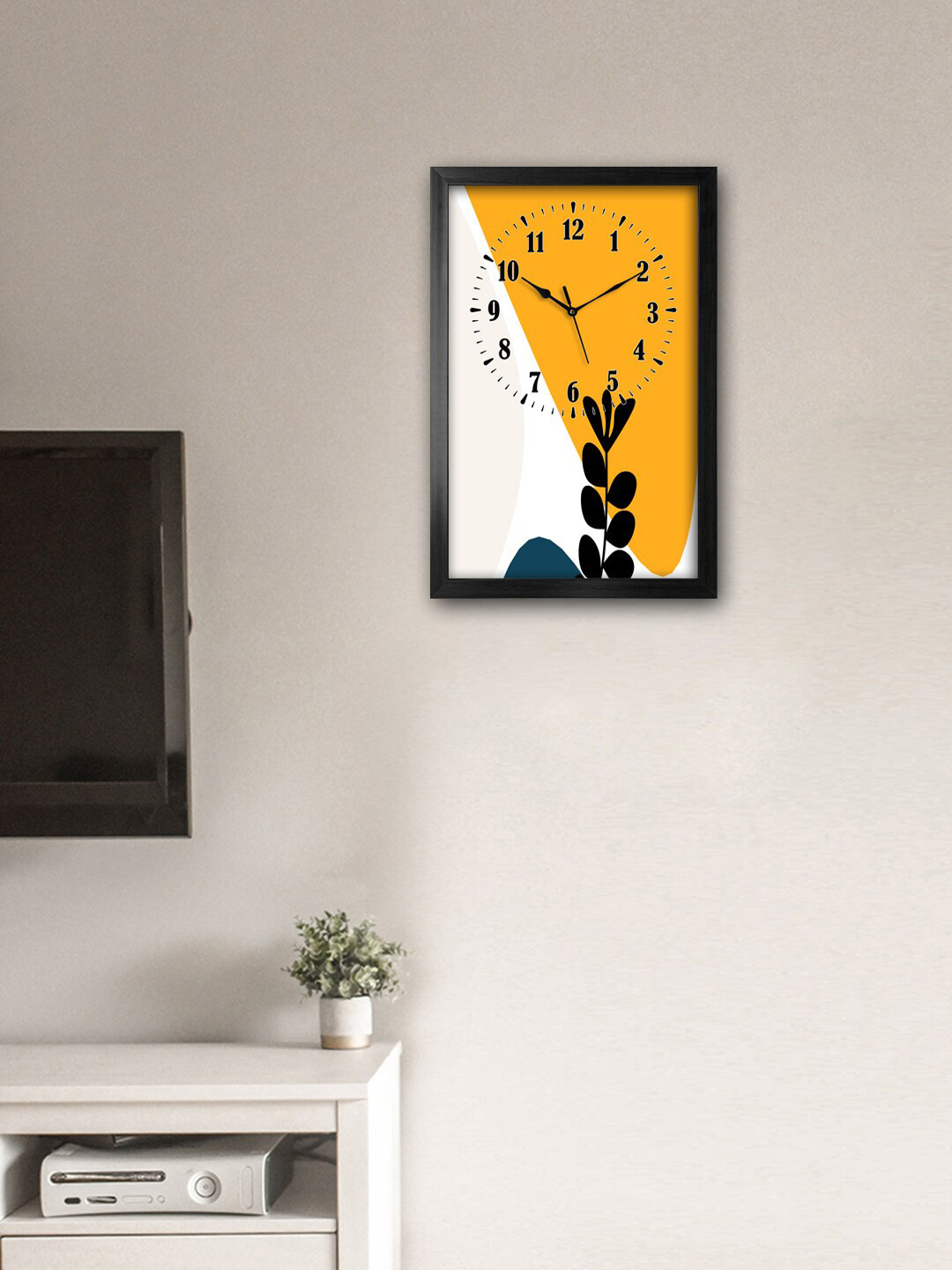 

999Store Yellow & White Printed Traditional Wall Clock