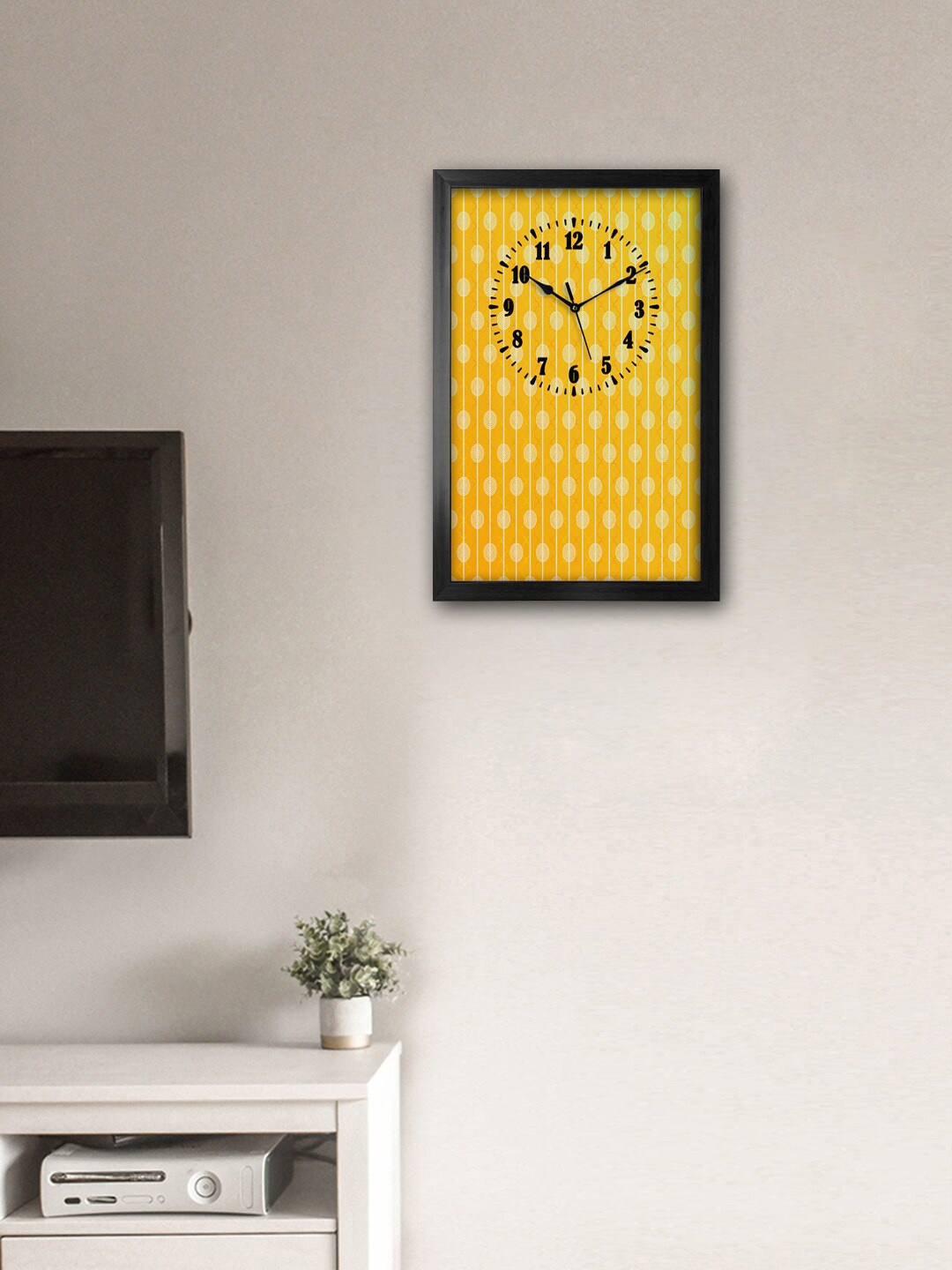 

999Store Yellow & Black Printed Traditional Wall Clock