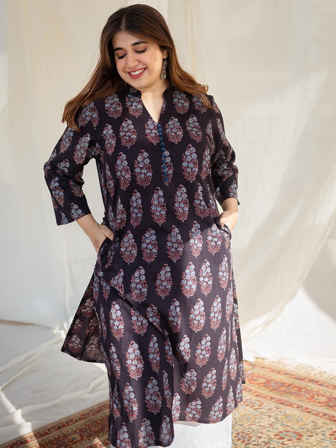 

THE INDIAN ETHNIC CO Band Collar Floral Block Printed Cotton Straight Kurta, Black