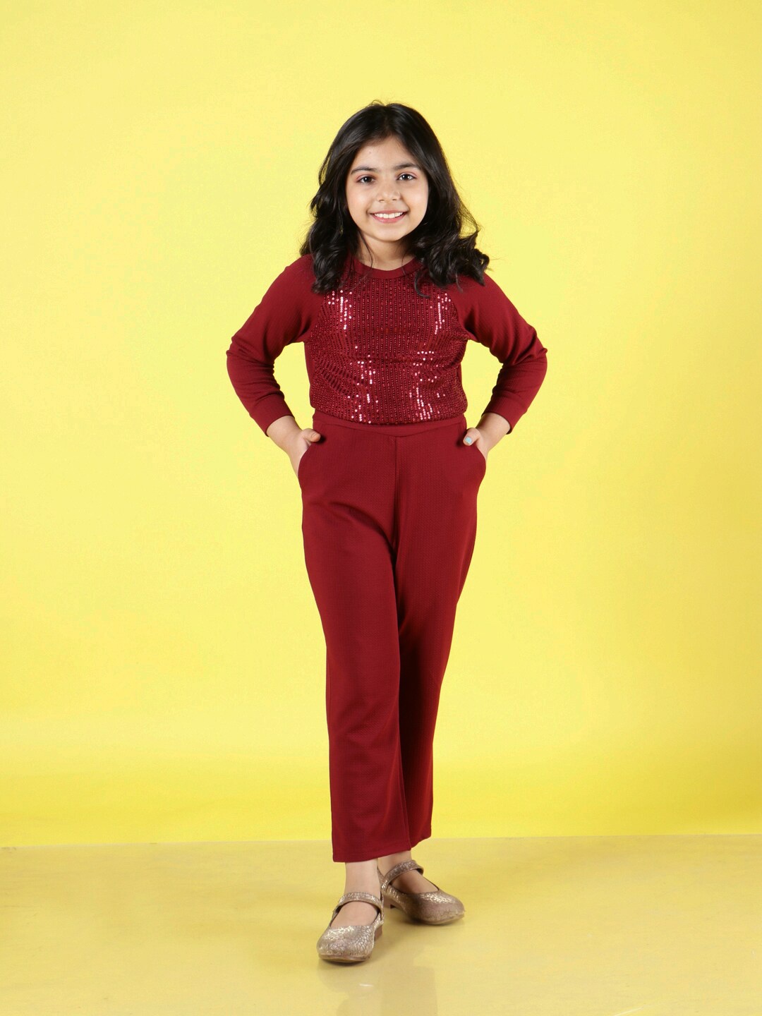 

NEUDIS Girls Embellished Top With Trousers, Maroon