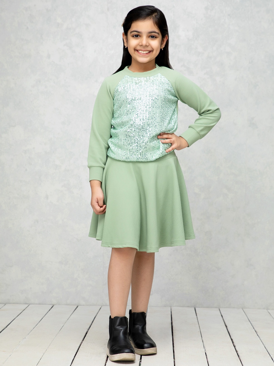 

NEUDIS Girls Embellished Top with Skirt, Green