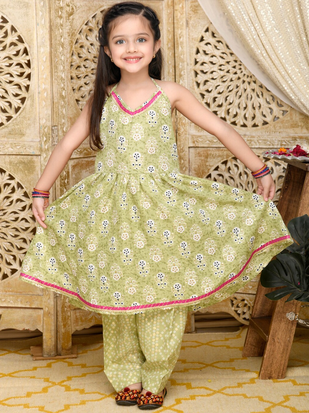 

SAKA DESIGNS Girls Ethnic Motifs Printed Gotta Patti Anarkali Kurta with Salwar, Olive