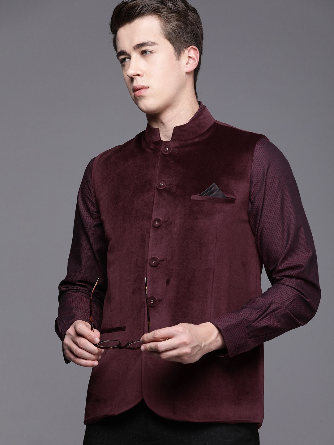 

Theme Solid Regular Fit Nehru Jacket, Maroon