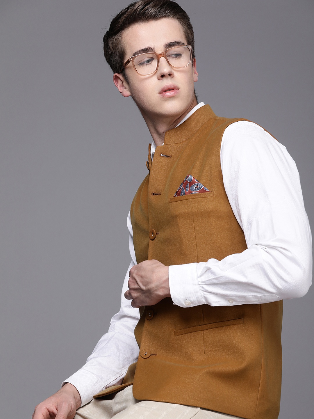 

Theme Solid Regular Fit Nehru Jacket, Brown