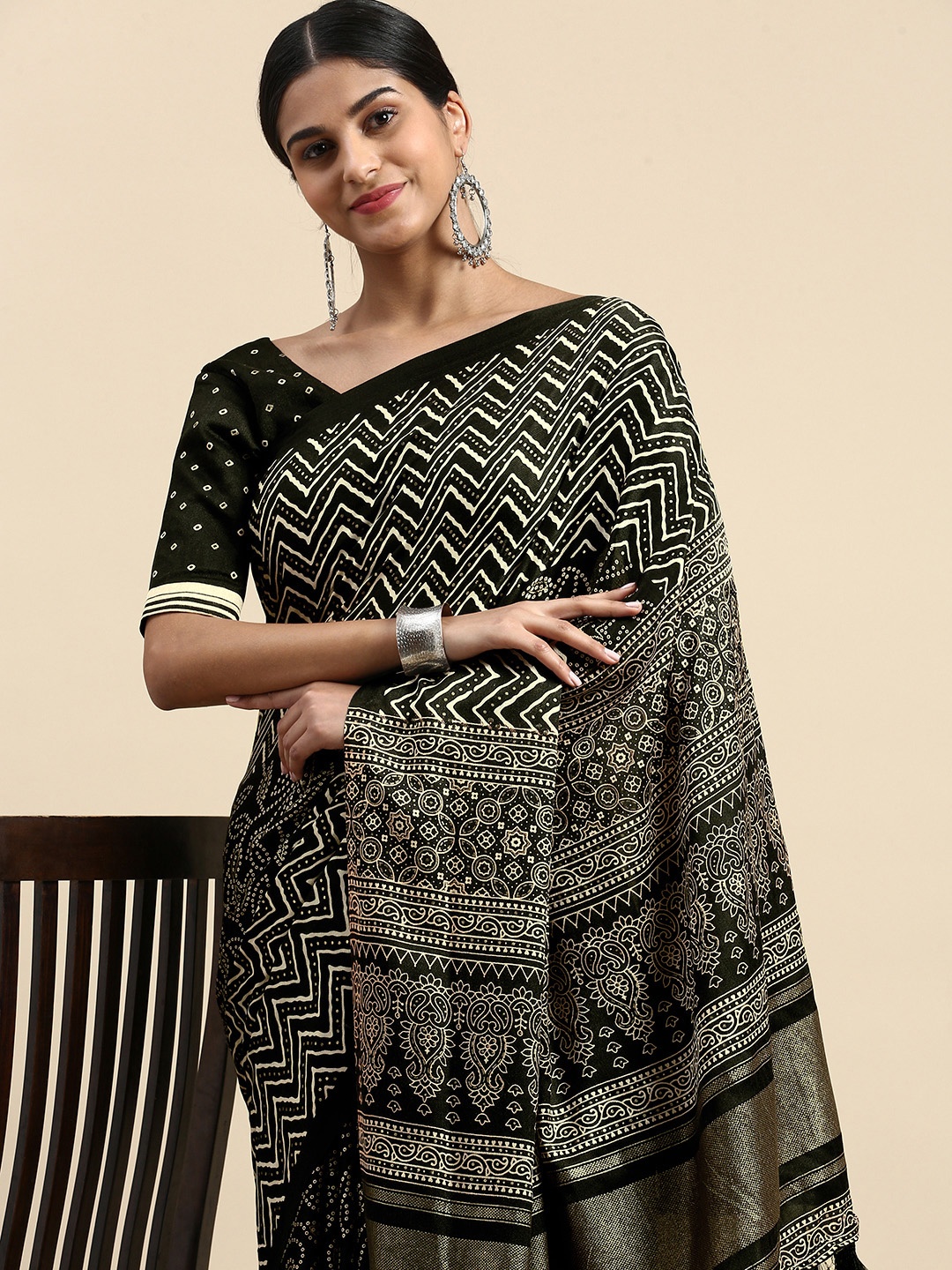 

VASTRANAND Geometric Printed Bandhani Saree, Black