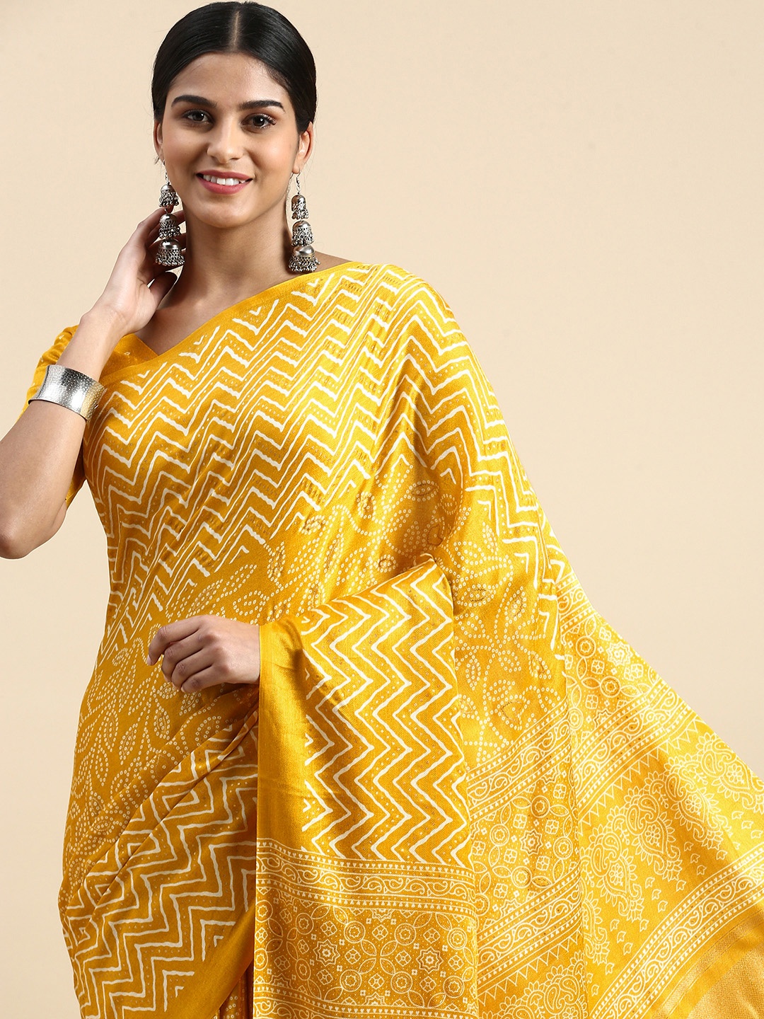 

VASTRANAND Geometric Printed Bandhani Saree, Yellow