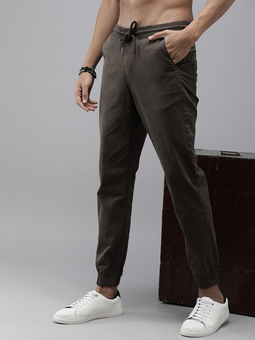 

The Roadster Lifestyle Co. Men Solid Mid Rise Joggers, Coffee brown