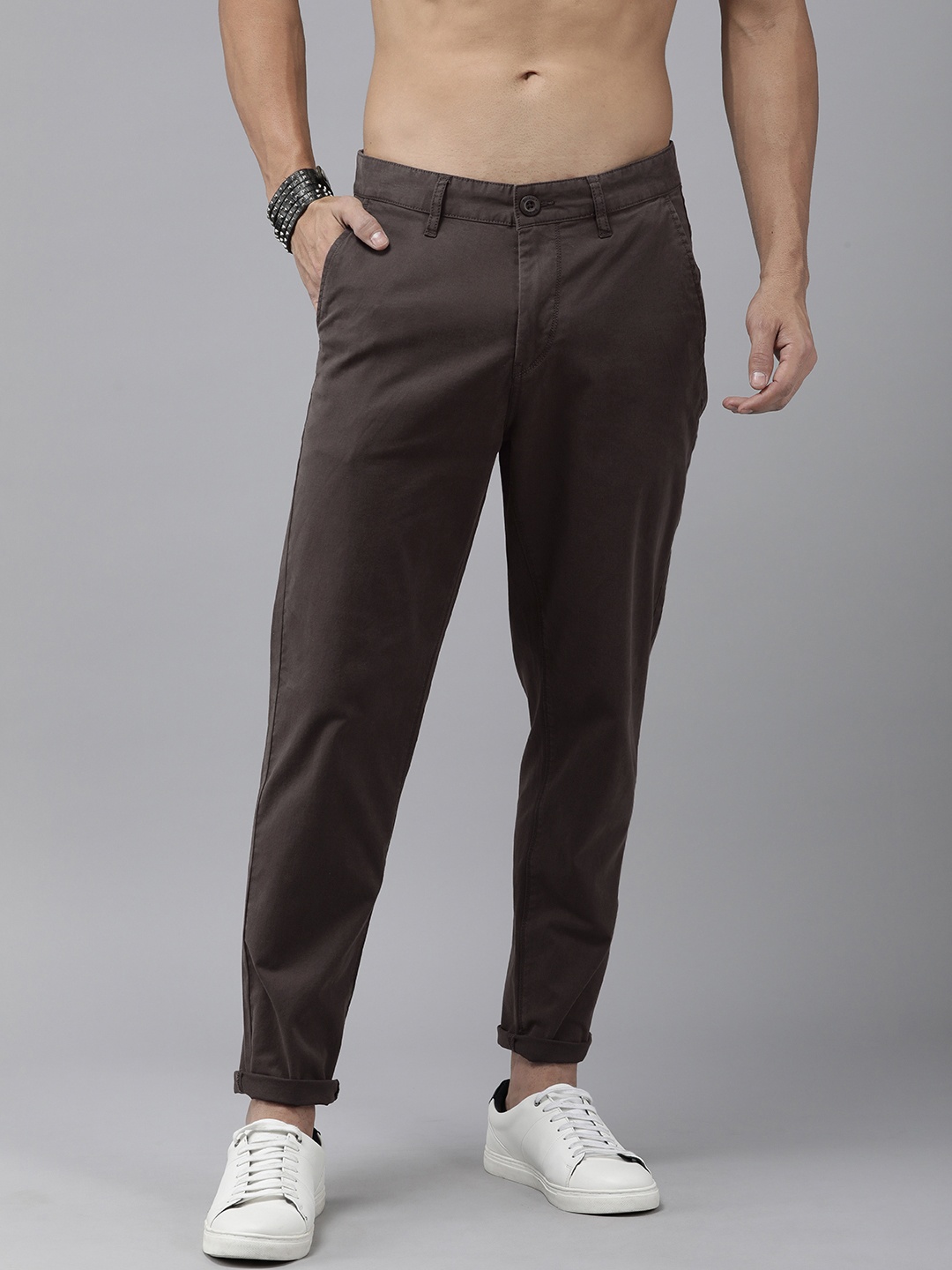 

The Roadster Life Co. Men Relaxed Mid-Rise Chinos Trousers, Brown