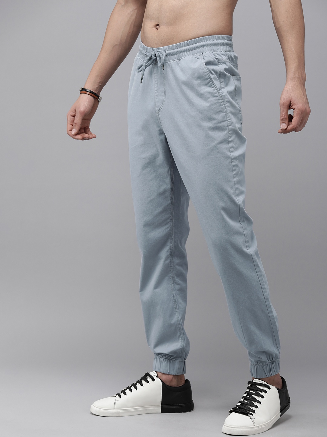 

The Roadster Lifestyle Co. Men Solid Mid Rise Joggers, Blue