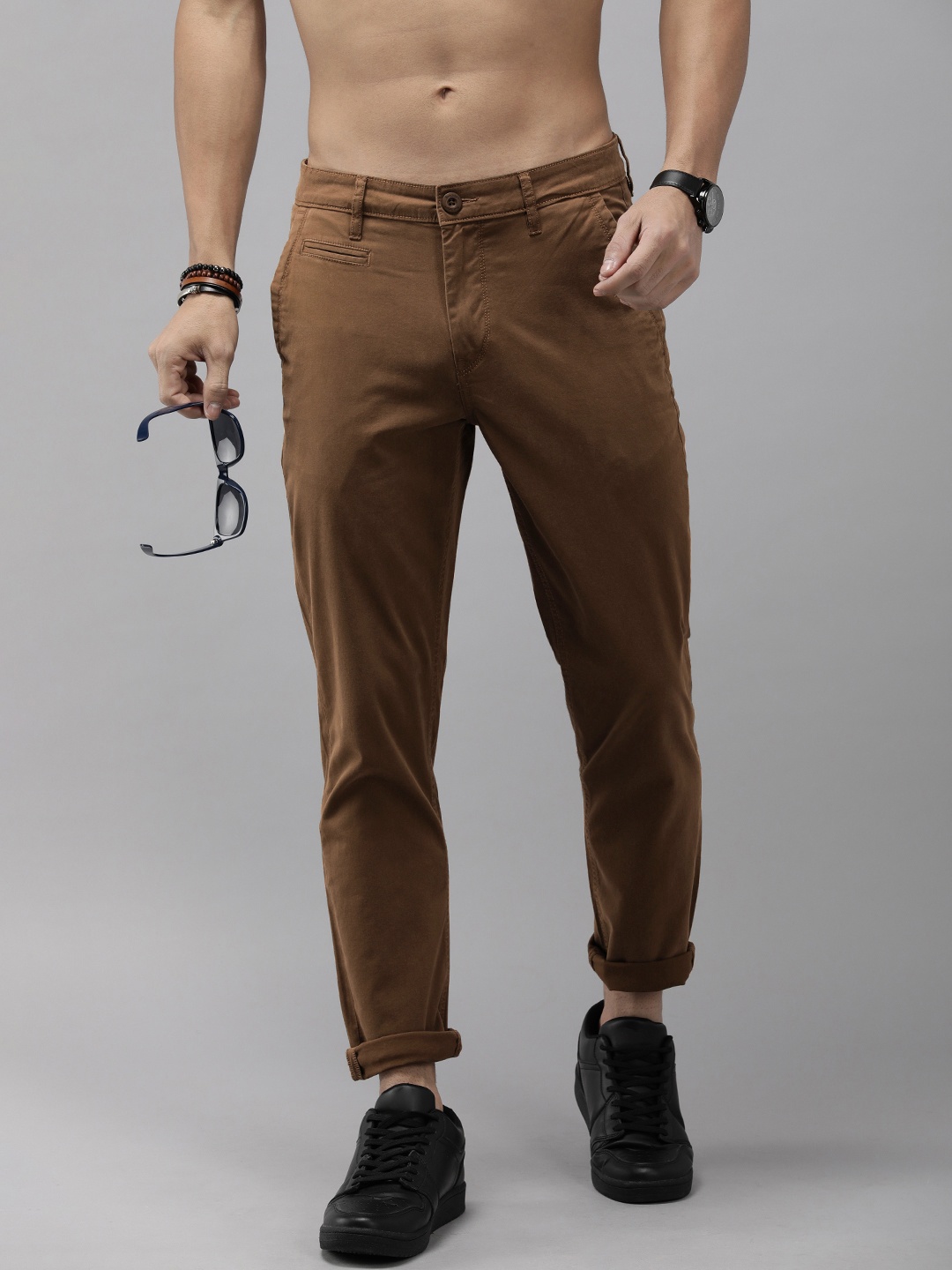 

The Roadster Life Co. Men Solid Tapered Fit Chinos Trousers, Brown