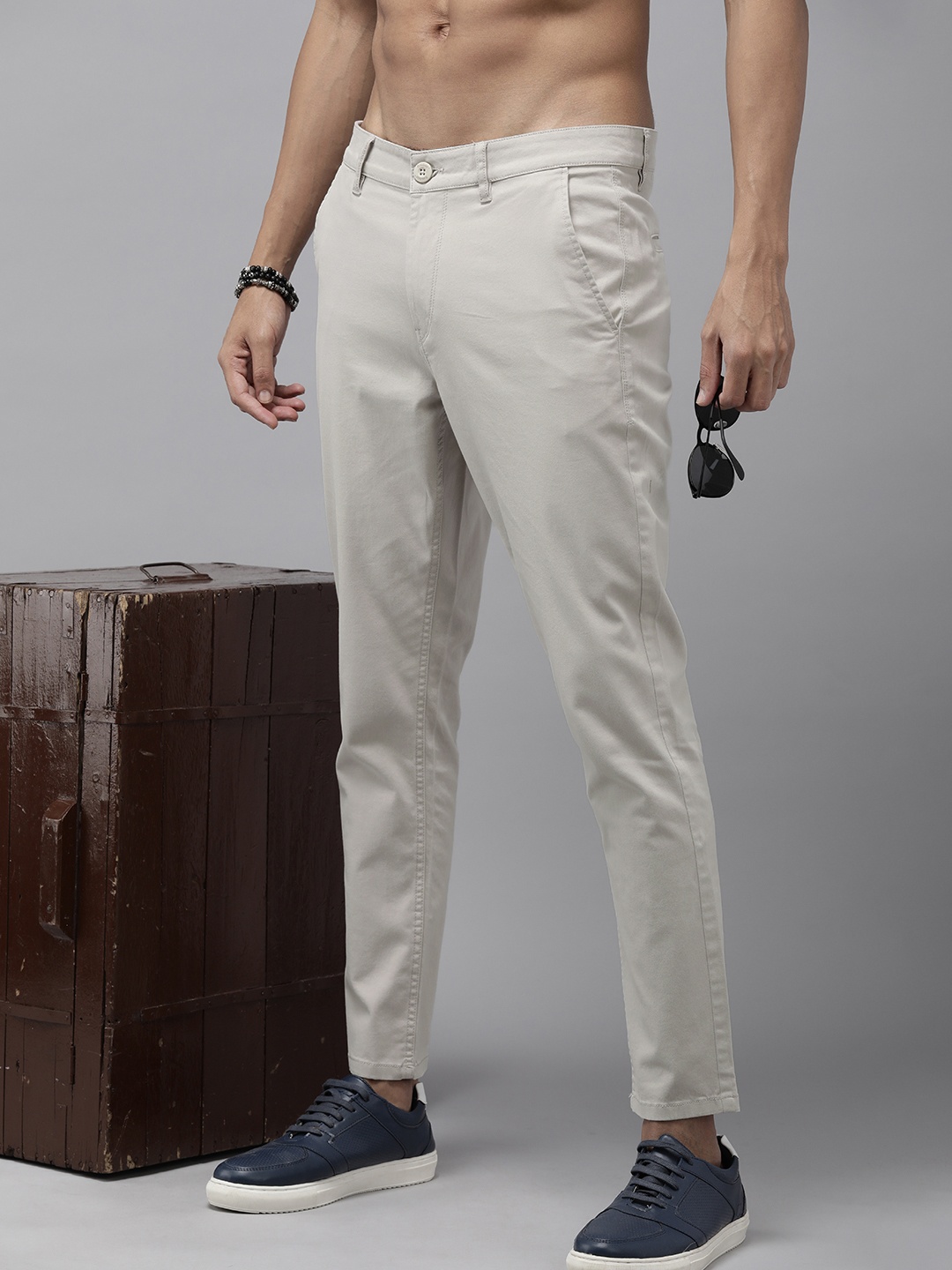 

The Roadster Lifestyle Co. Men Tapered Slim Fit Low-Rise Trousers, Taupe