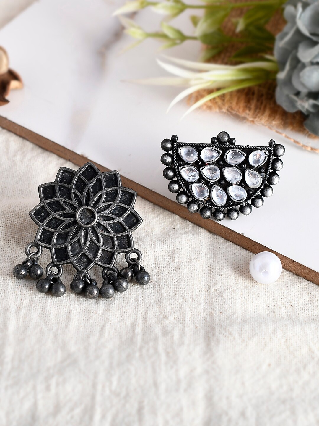 

Shoshaa Set of 2 Oxidised Silver-Plated Adjustable Finger Rings