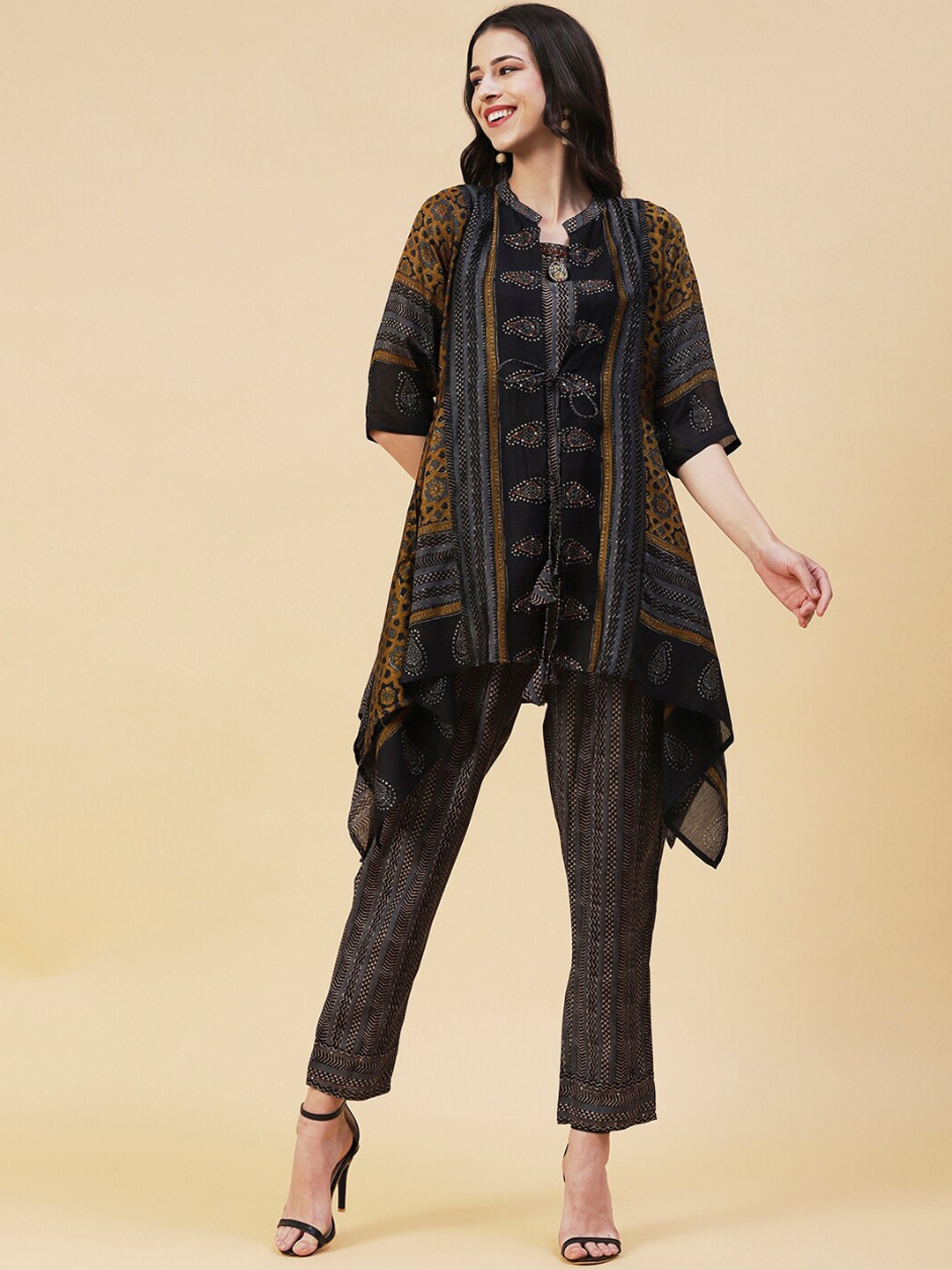 

FASHOR Chevron Printed Screen Top with Trousers & Jacket, Grey
