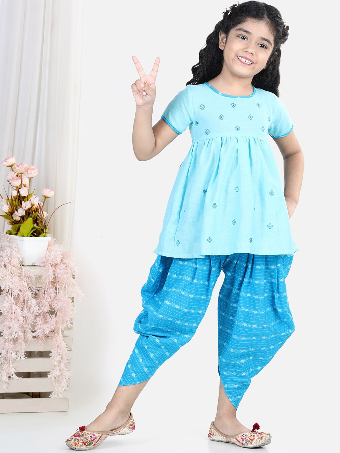 

Kinder Kids Girls Ethnic Motifs Embroidered Pure Cotton Kurti With Dhoti Pants, Turquoise blue