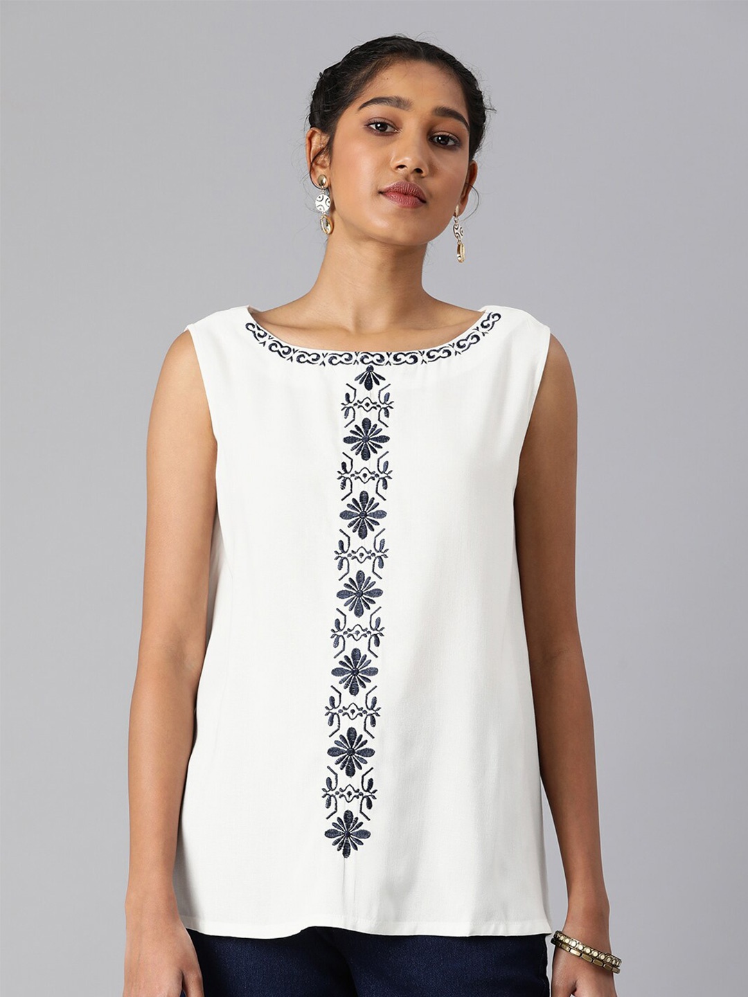 

HERE&NOW Ethnic Motifs Embroidered Thread Work Kurti, White