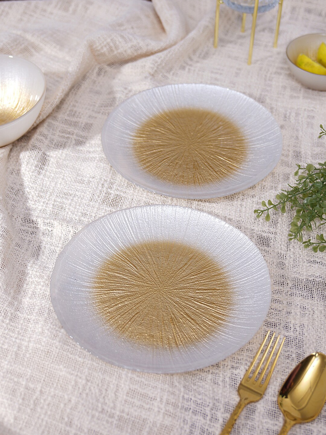 

Pure Home and Living White & & Gold-Toned 2 Pieces Radial Gradient Textured Glass Plates