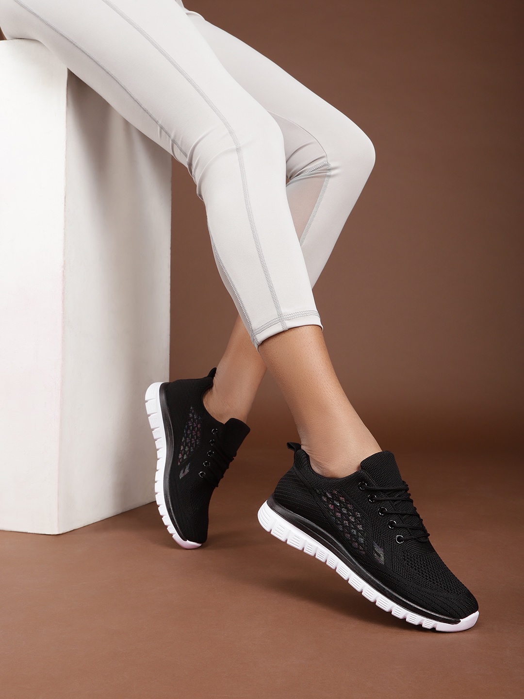 

Roadster Women Running Shoes, Black