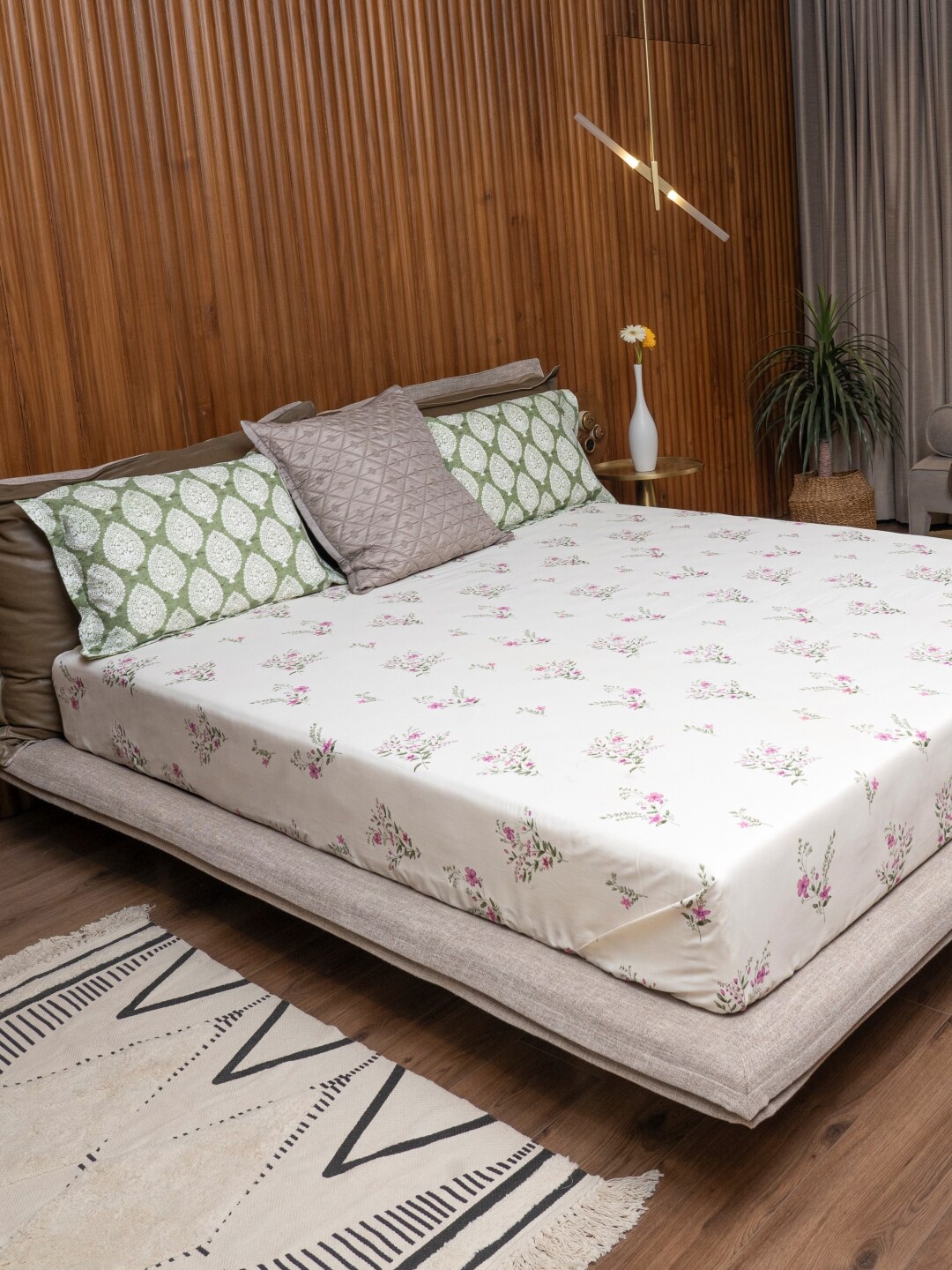 

URBAN SPACE Regal Pink Floral 220 TC King Bedsheet & 2 Pillow Covers