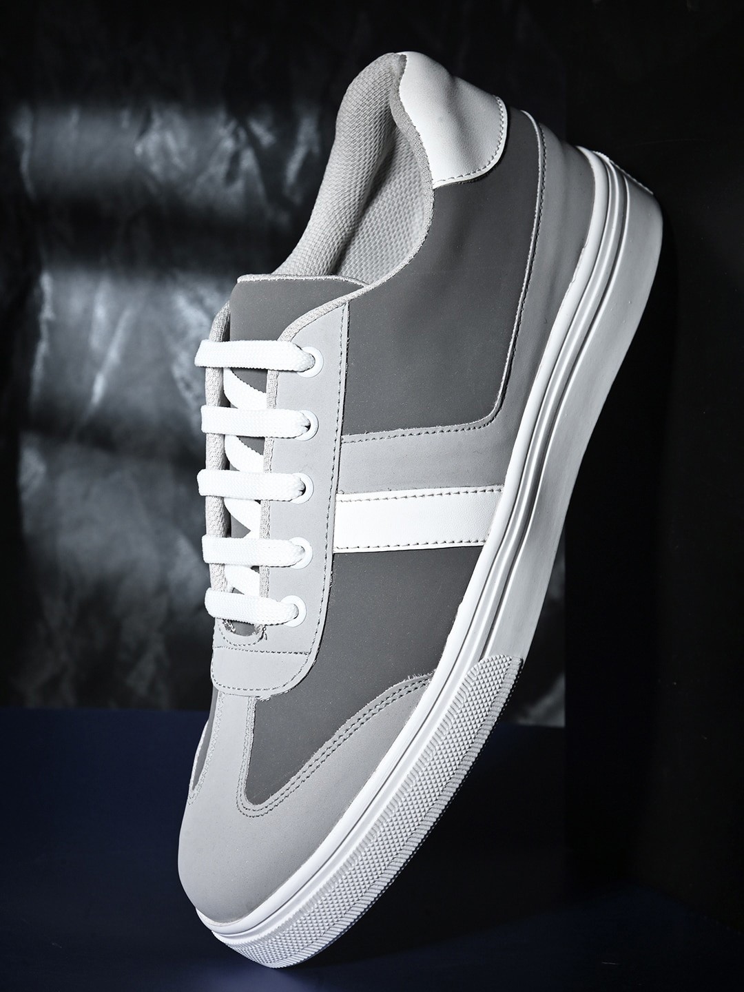 

Roadster Men Colourblocked Lightweight Memory Foam Basics Sneakers, Grey