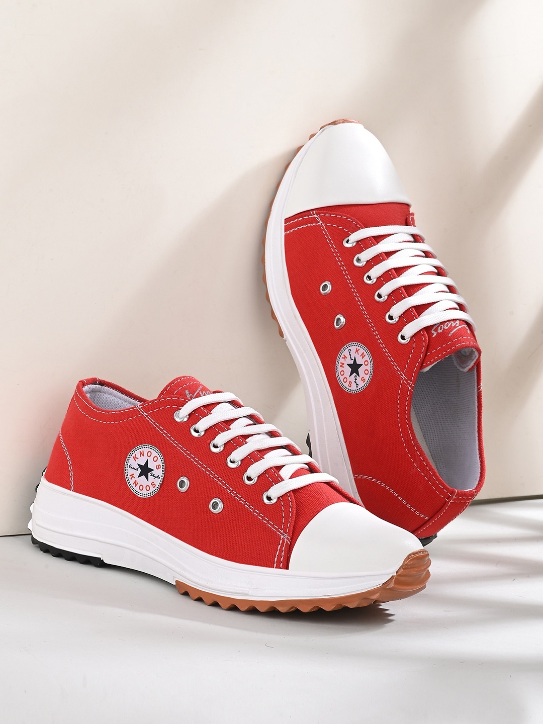 

knoos Men Lightweight Comfort Insole Contrast Sole Canvas Sneakers, Red
