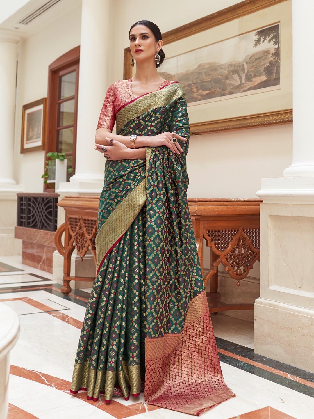 

ODETTE Geometric Woven Design Zari Saree, Green