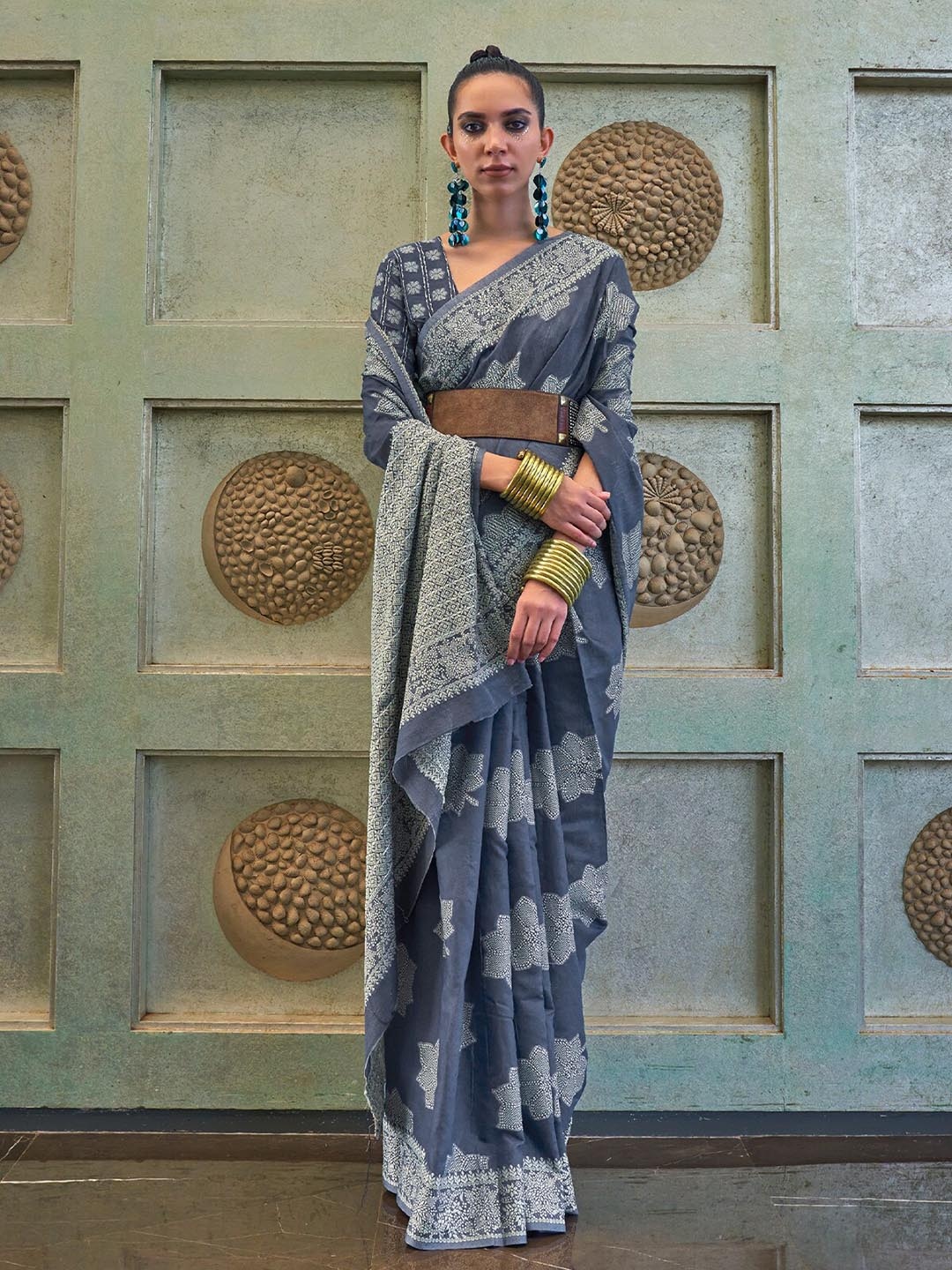 ODETTE Floral Embroidered Saree, Blue