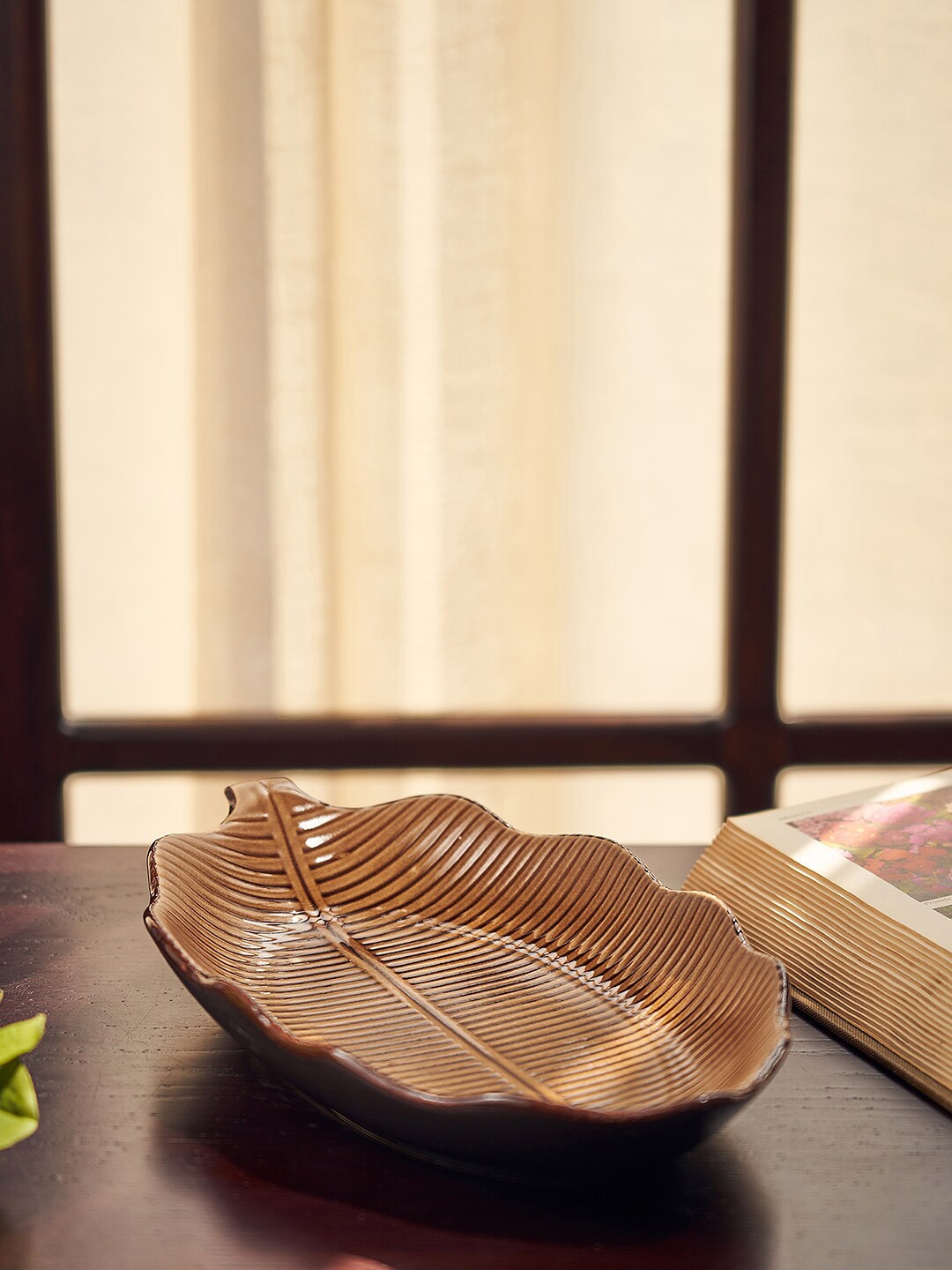 

Pure Home and Living Brown Scalloped Leaf Ceramic Platter