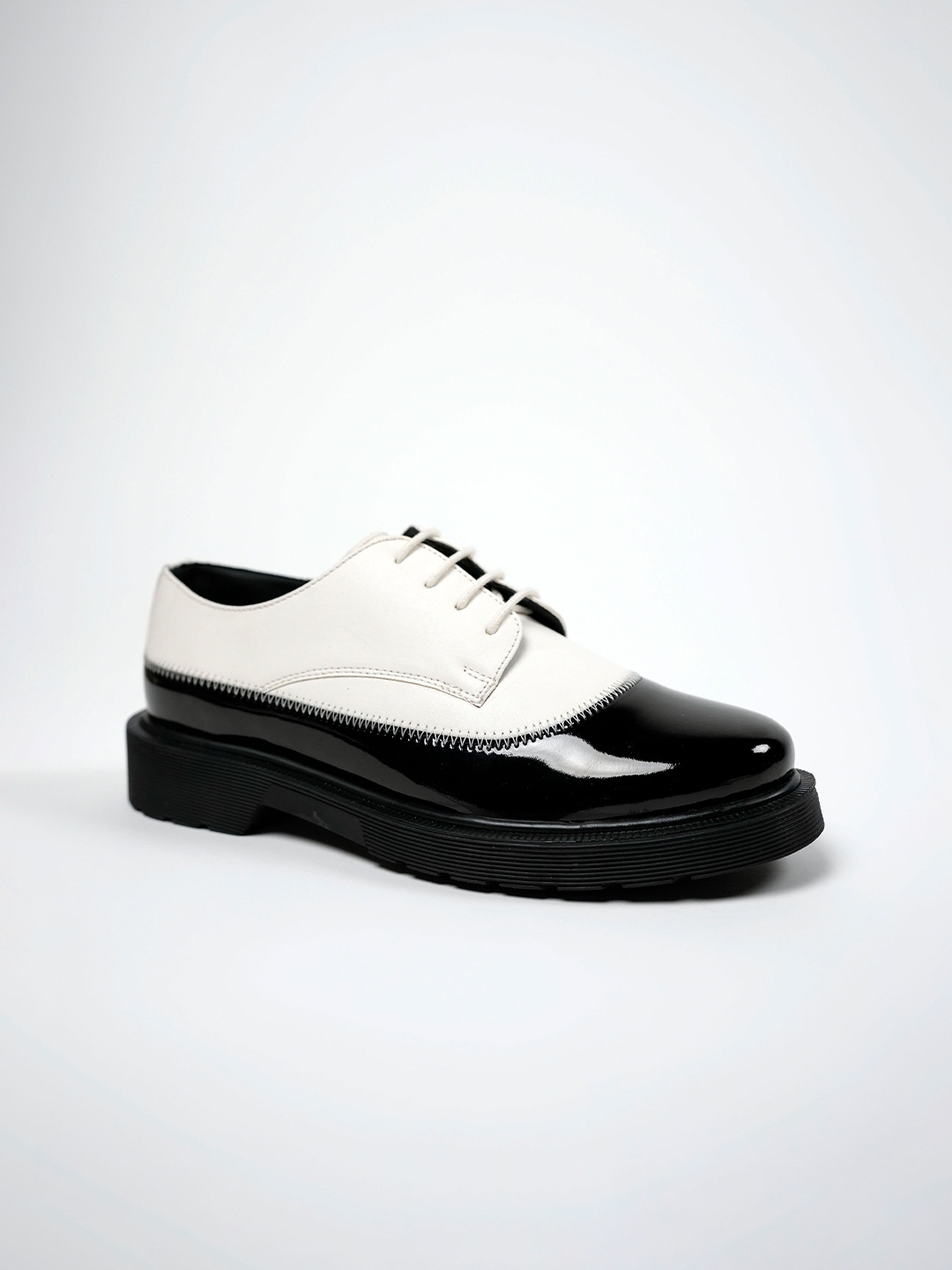 

Theater Women Colourblocked Derbys, White