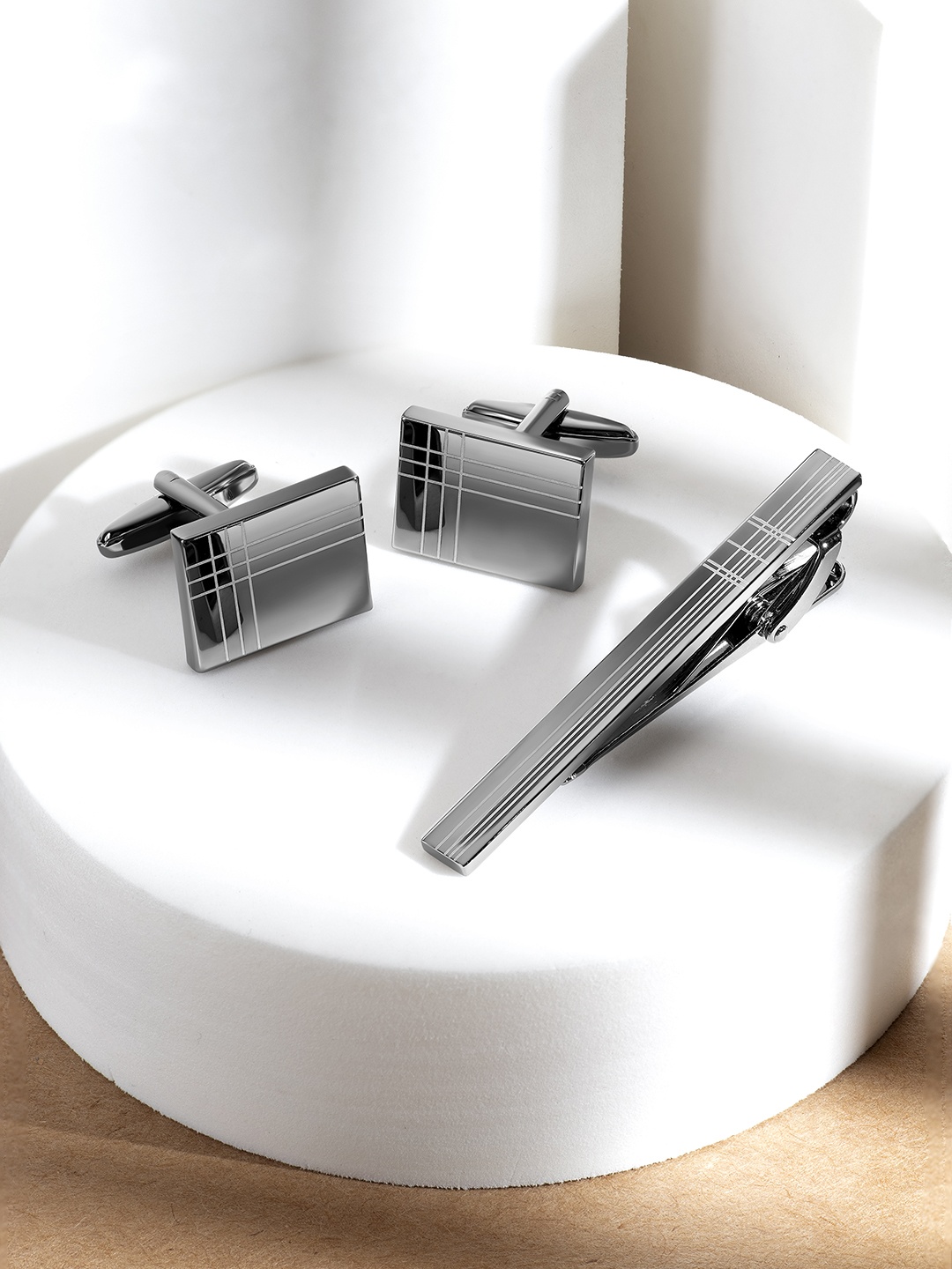 

Peora Silver Plated Combo of Tie Pin and Cufflinks, Black