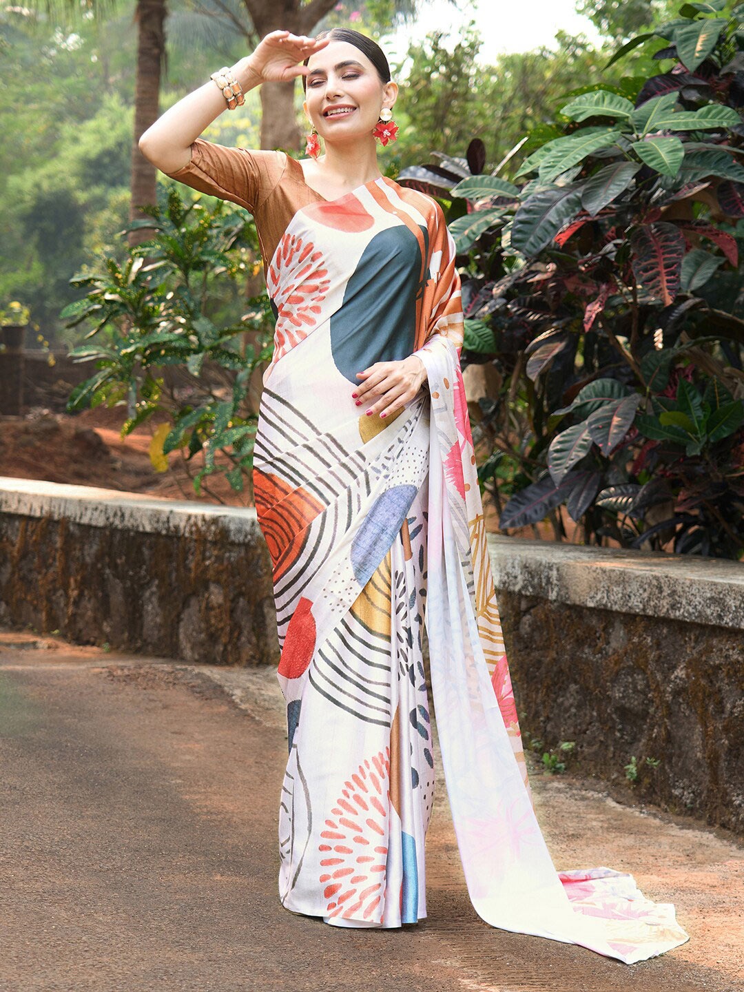 

Anouk Abstract Printed Pure Crepe Saree With Matching Blouse, White