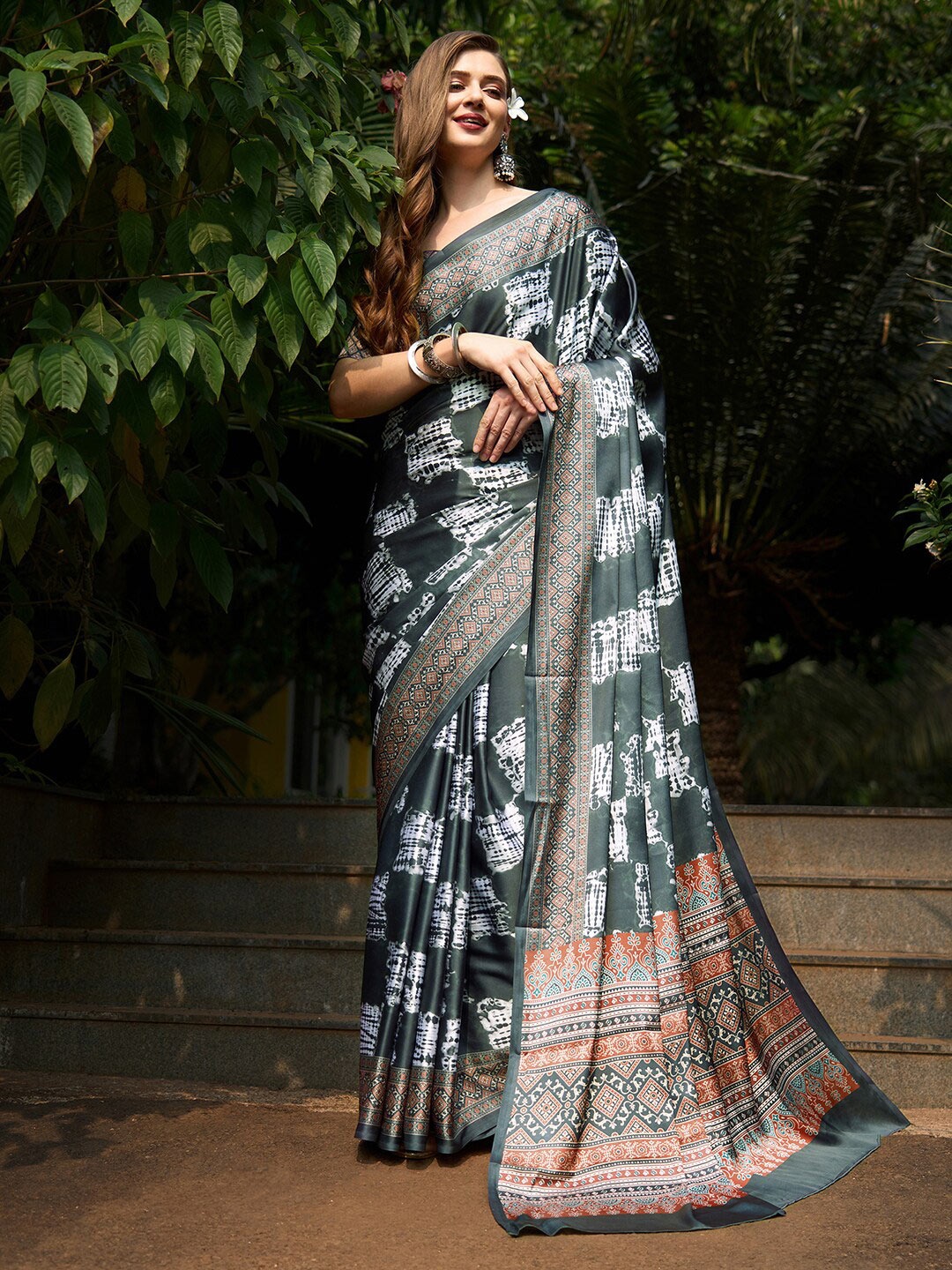 

Anouk Tie and Dye Pure Crepe Block Print Saree, Grey
