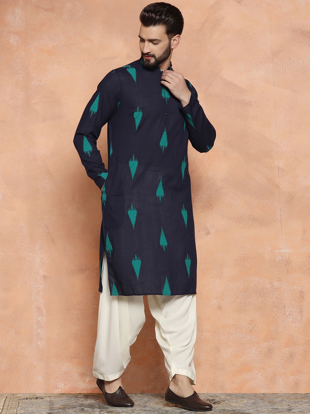 

KISAH Ethnic Motifs Printed Mandarin Collar Kurta, Navy blue