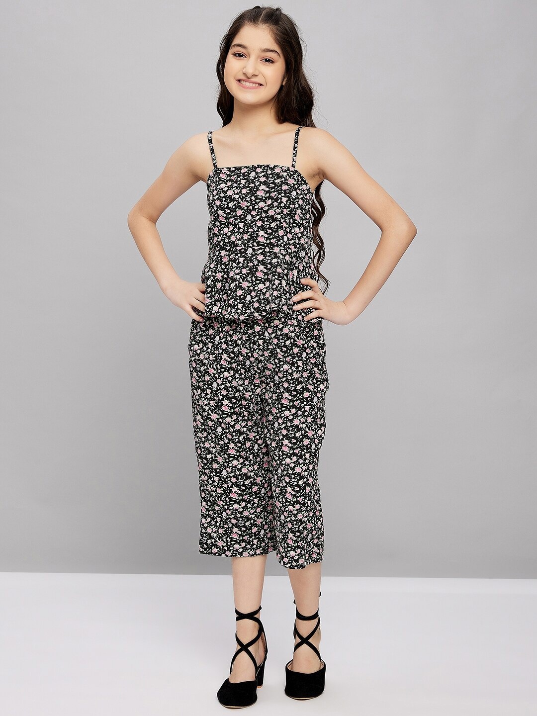 

Stylo Bug Girls Floral Printed Sleeveless Top with Capris Clothing Set, Black