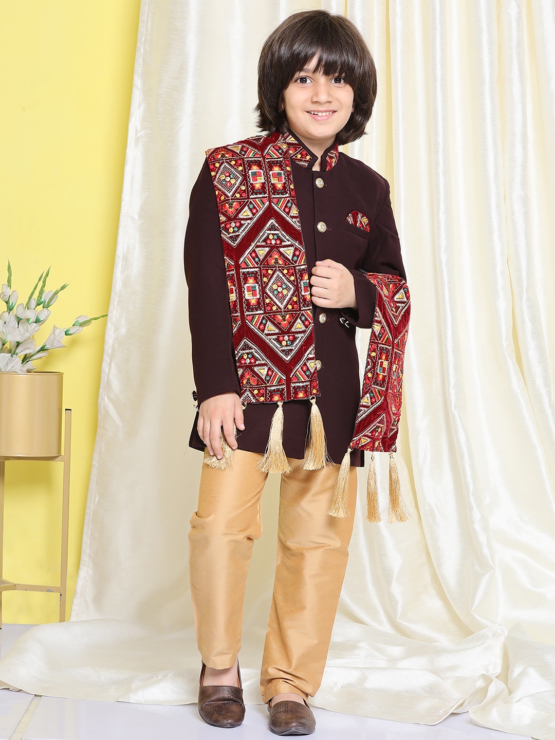 

Aj DEZInES Boys Embroidered Straight Sherwani Set With Dupatta, Maroon