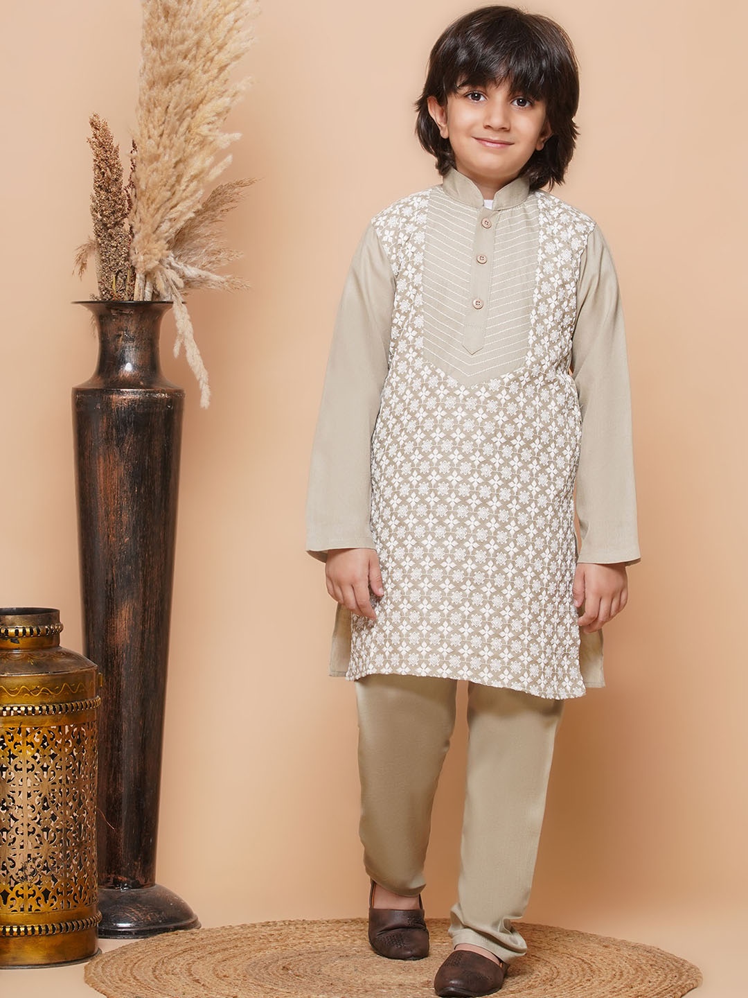 

Aj DEZInES Boys Ethnic Motifs Embroidered Chikankari Pure Cotton Kurta with Pyjamas, Green