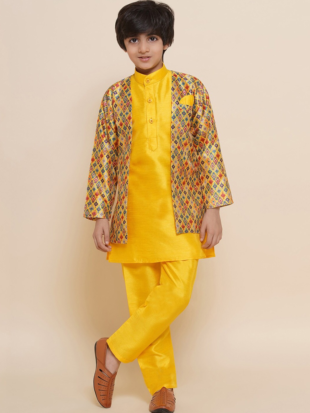 

Aj DEZInES Boys Mandarin collar Kurta with Pyjamas & Jacket, Yellow