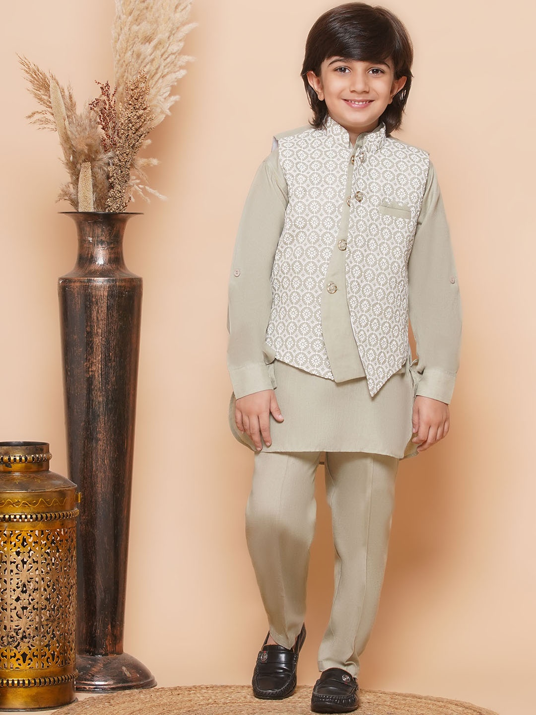 

Aj DEZInES Boys Mandarin Collar Pure Cotton Kurta With Trousers & Nehru Jacket, Grey