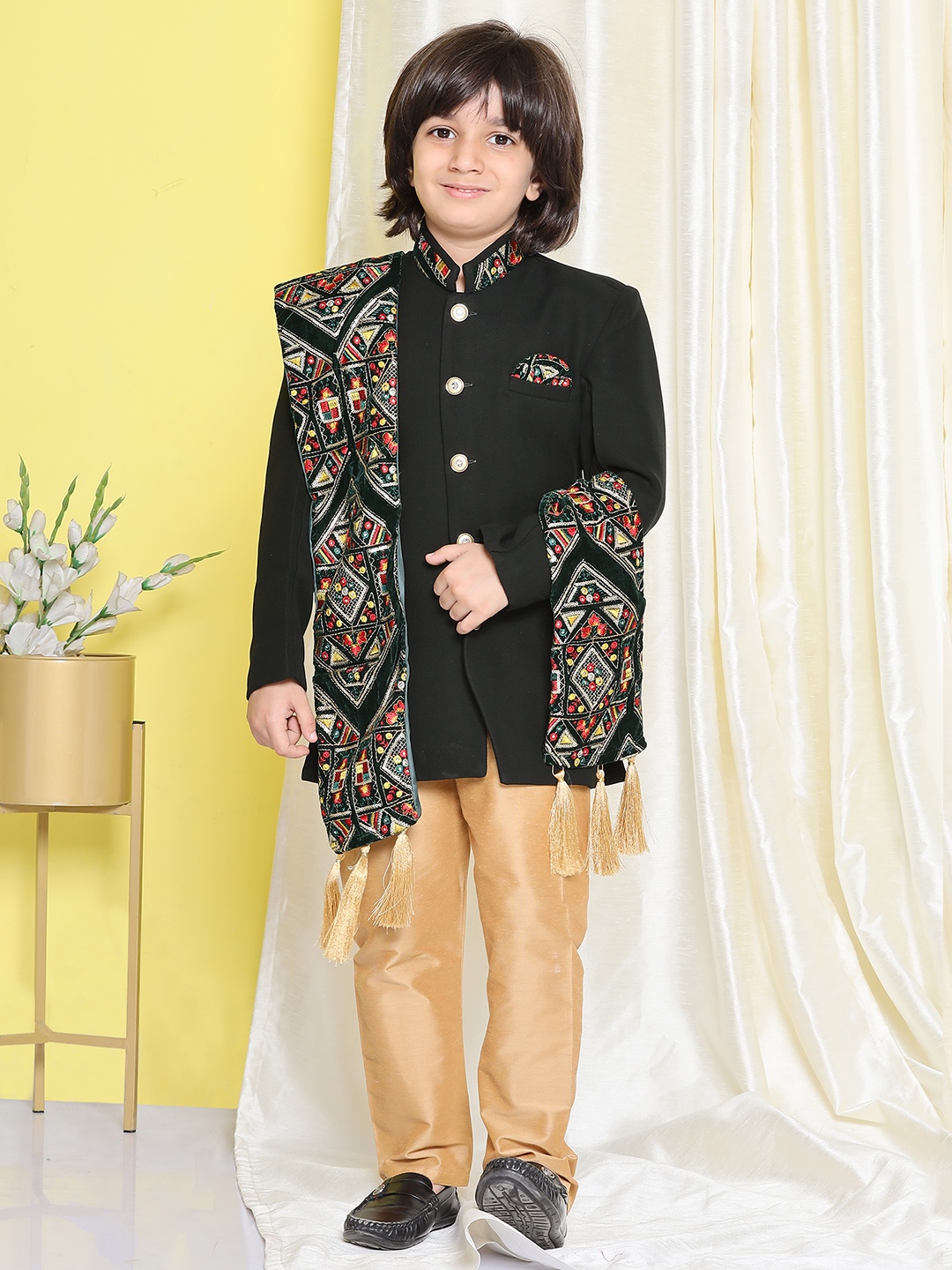 

Aj DEZInES Boys Embroidered Straight Sherwani Set With Dupatta, Green