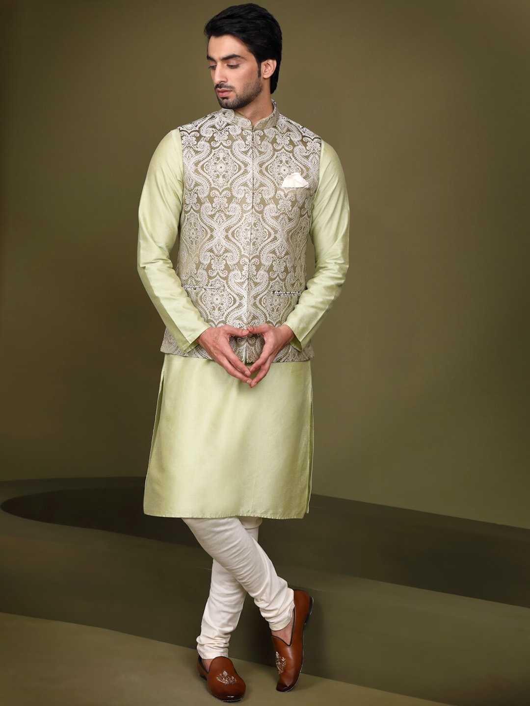 

KISAH Men Embroidered Regular Fit Ethnic Motifs Kurta Jacket Churidar Set, Green