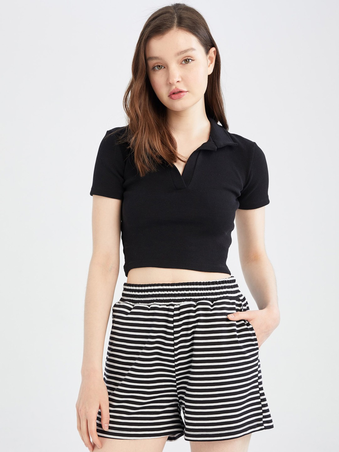 

DeFacto Women Striped High-Rise Shorts, Black
