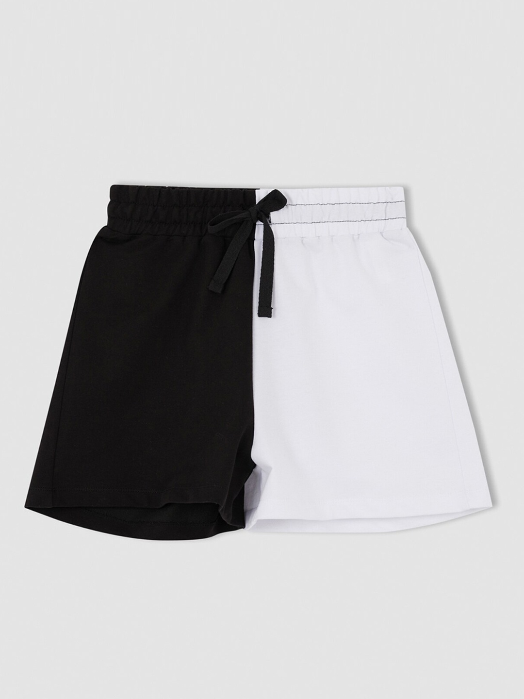 

DeFacto Women Colourblocked Shorts, Black