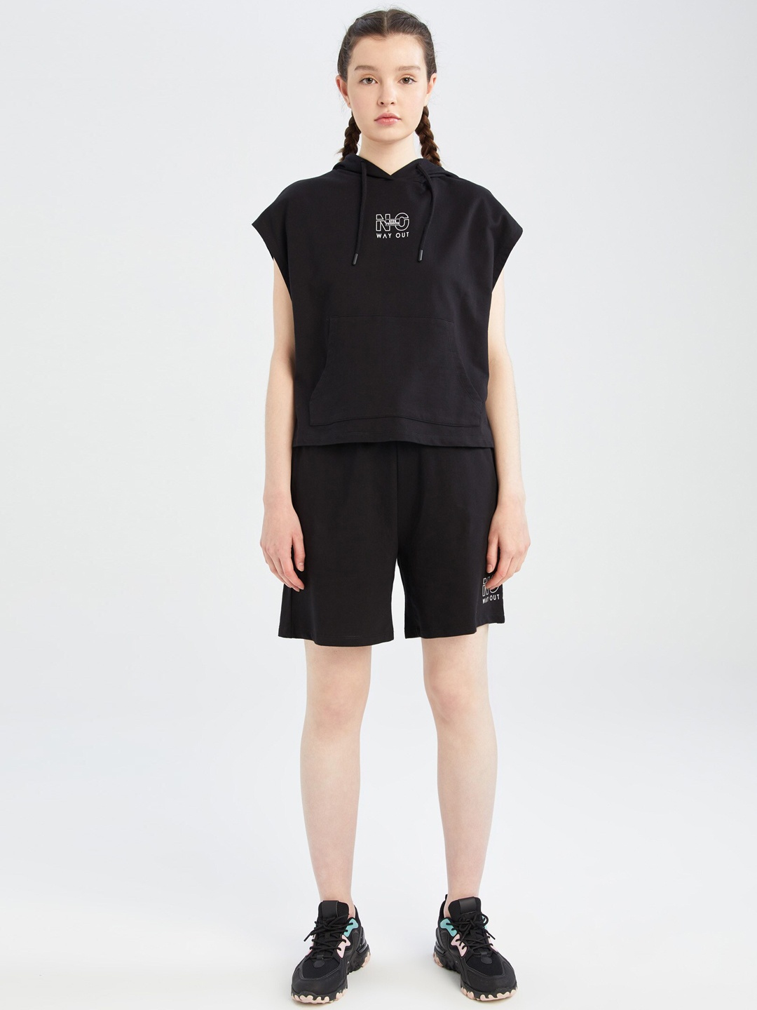 

DeFacto Women Mid-Rise Pure Cotton Sports Shorts, Black