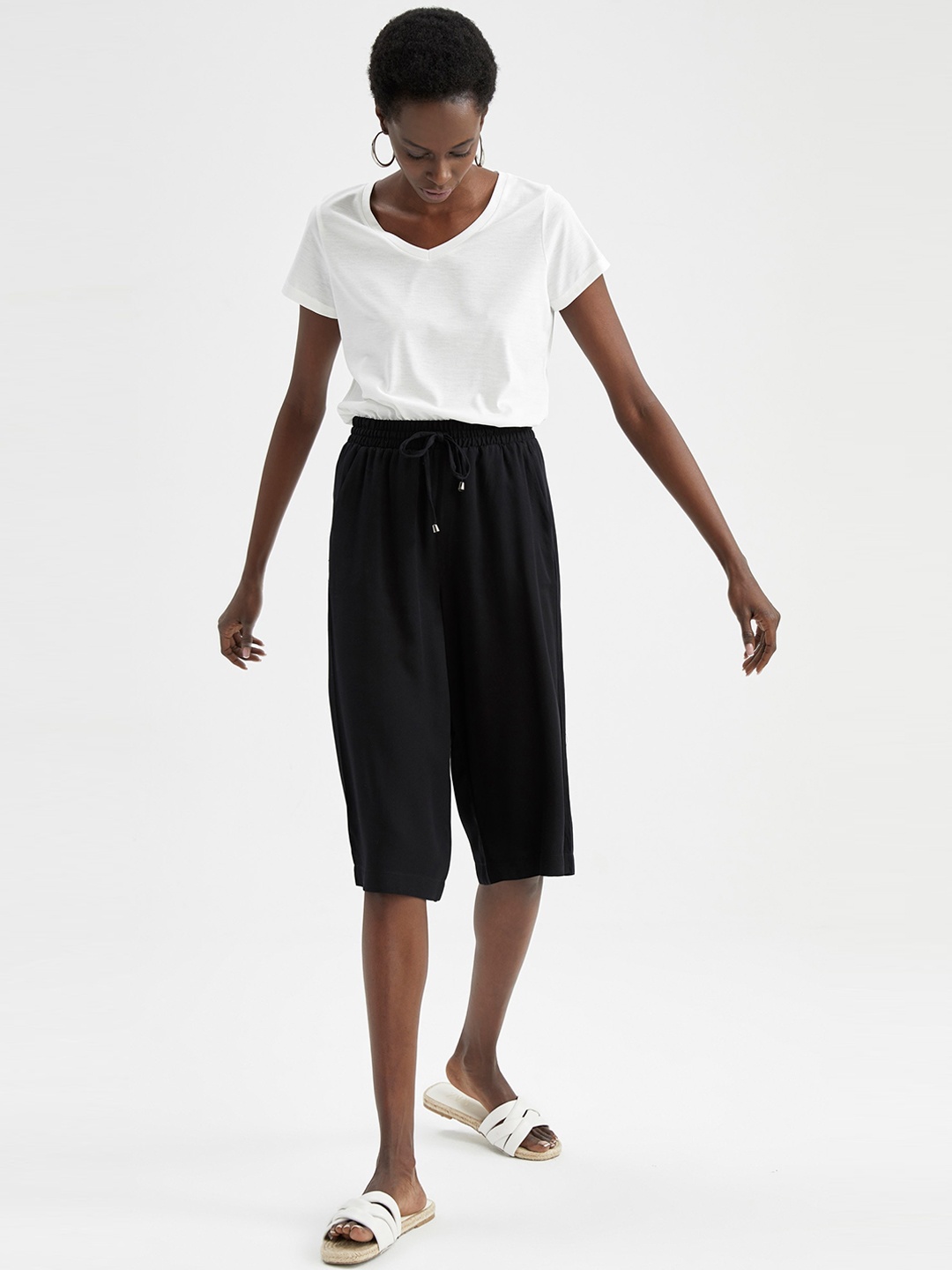 

DeFacto Women Mid-Rise Shorts, Black