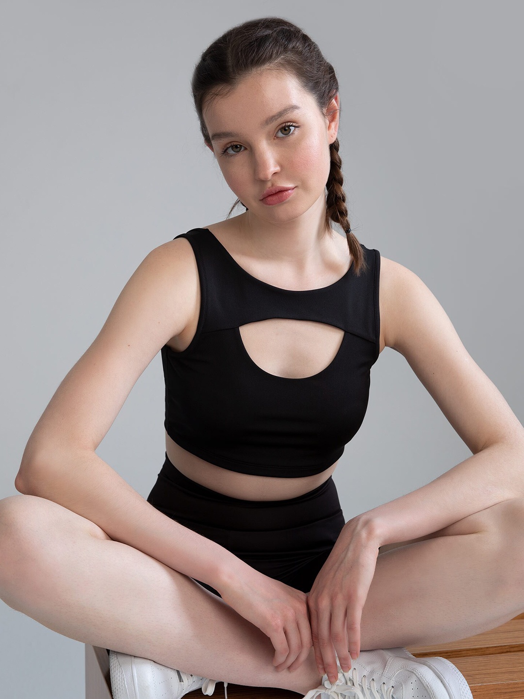 

DeFacto Round Neck Sleeveless Cut Out Fitted Crop Top, Black