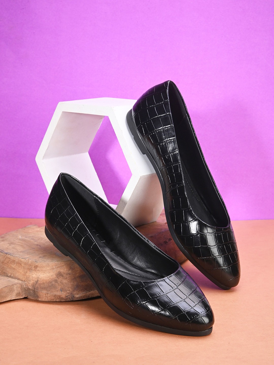 

DressBerry Women Textured Pointed Toe PU Ballerinas Flats, Black