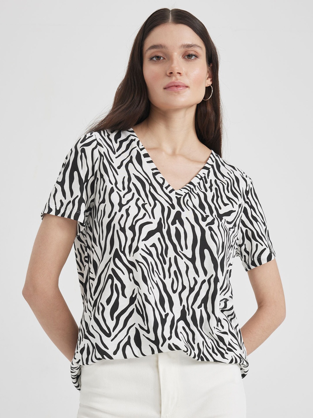 

DeFacto Abstract Printed V-Neck T-shirt, White