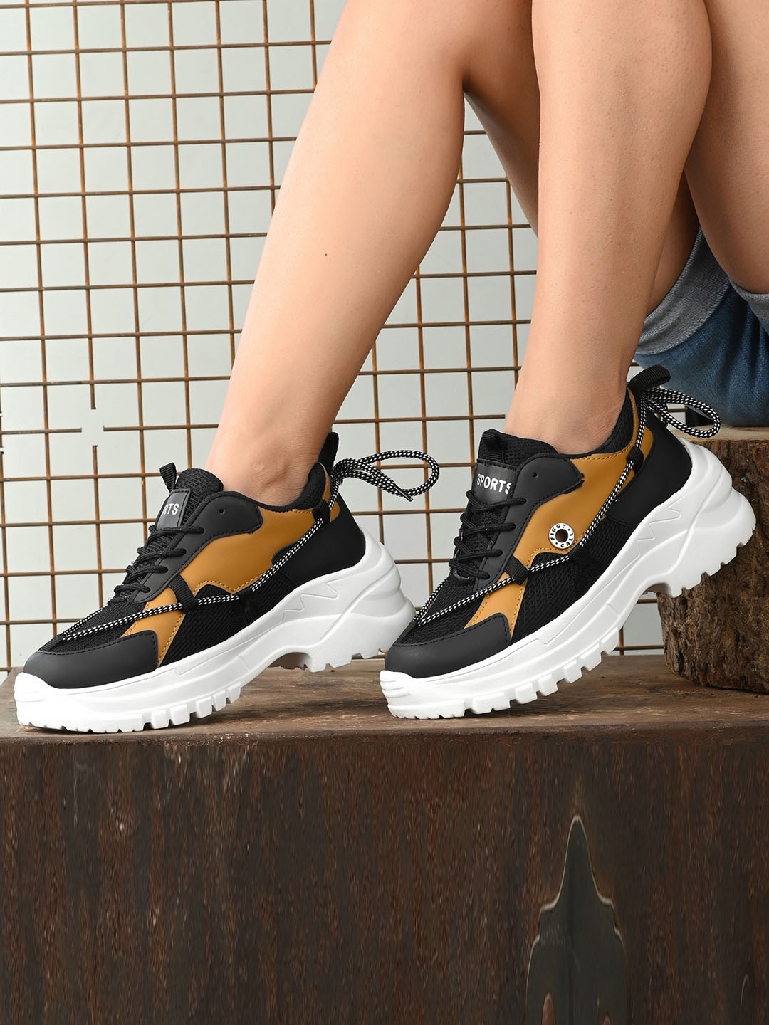 

Layasa Women Round Toe Lace-Ups Colourblocked Sneakers, Black